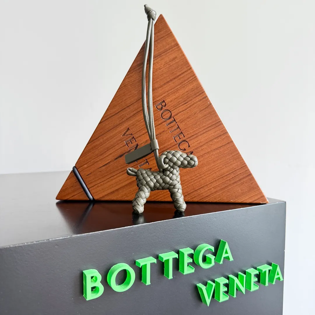 Batch 540 BOTTEGA VENETA2025 new puppy🐕 style pendant Braided puppy is online😎 Leather braided puppy style pendant can be hung on any handbag, and it is as cute, delicate and colorful as it matches with a bag. Cute and cute, it will touch your heart at any time. It can be hung on bags or keychains. Who can resist such a cute puppy? Style number: 807068